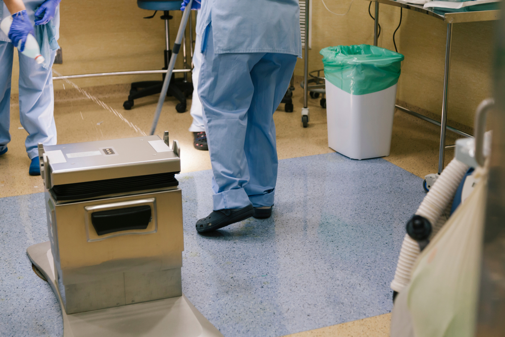 Echipa de curatenie profesionista, purtand echipament de protectie, curatand un spatiu Echipa de curatenie profesionista, purtand echipament de protectie, curatand un spatiu